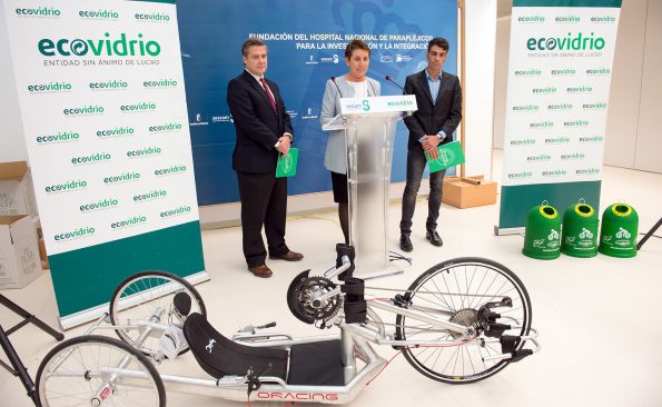 Entrega de bicicleta de manos resultado de la Campaña de reciclaje de Ecovidrio en el Hospital Nacional de Parapléjicos (Foto: Carlos Monroy)