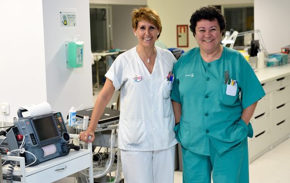 Maleni García y Mª Ángeles Alba, profesionales de la UCI del Hospital de Parapléjicos.  (Foto: Carlos Monroy)