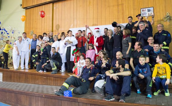 Visita de Papa Noël al Hospital de Parapléjicos acompañado de los bomberos del Ayuntamiento de Madrid (Foto: Carlos Monroy)