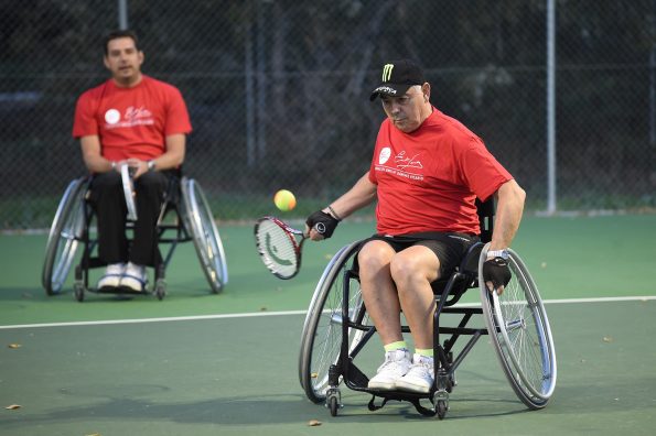 Paciente practicando tenis en silla de ruedas