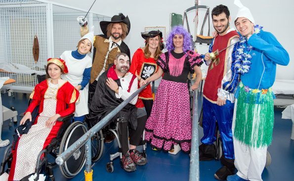 Grupo de pacientes y trabajadores celebran el carnaval en el Hospital de Parapléjicos