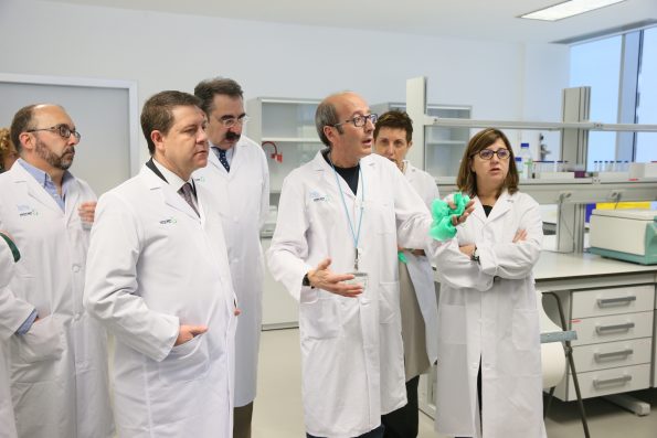 García-Page visita el centro de investigación del HNP