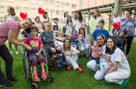 Nos sumamos a la celebración del Día del Niño hospitalizado con un original lanzamiento de besos