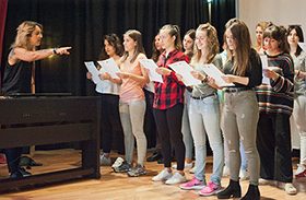 Estudiantes de Toledo aprenden el voluntariado con Curar y Cantar