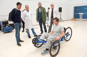 Parapléjicos cuenta con una nueva bicicleta de manos para los pacientes, donada por Ecovidrio