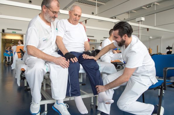Alumnos de fisioterapia de la ONCE realizan prácticas en el Hospital Nacional de Parapléjicos (Foto: Carlos Monroy // SESCAM)