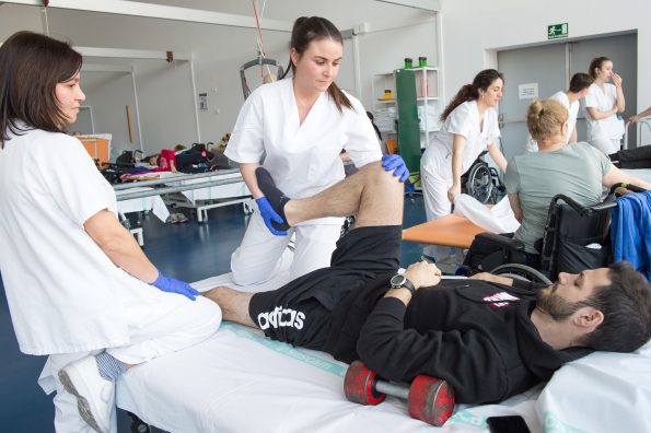 Alumnos de fisioterapia de la ONCE realizan prácticas en el Hospital Nacional de Parapléjicos (Foto: Carlos Monroy // SESCAM)