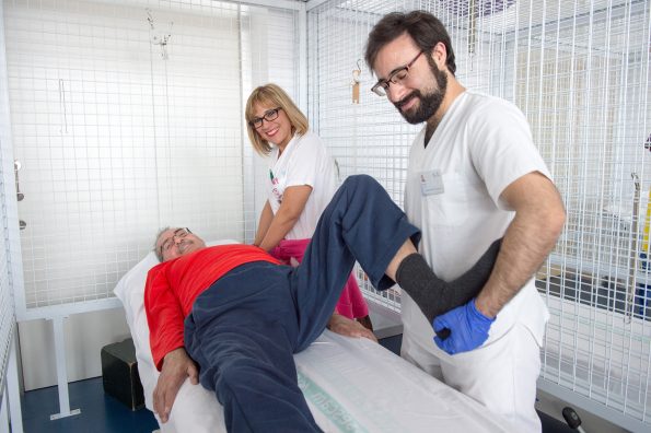 Alumnos de fisioterapia de la ONCE realizan prácticas en el Hospital Nacional de Parapléjicos (Foto: Carlos Monroy // SESCAM)