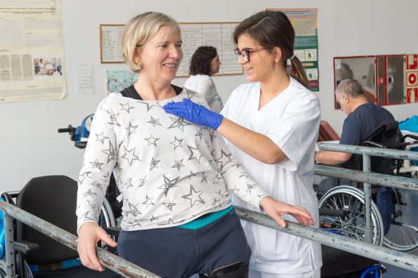 Alumnos de fisioterapia de la ONCE realizan prácticas en el Hospital Nacional de Parapléjicos (Foto: Carlos Monroy // SESCAM)