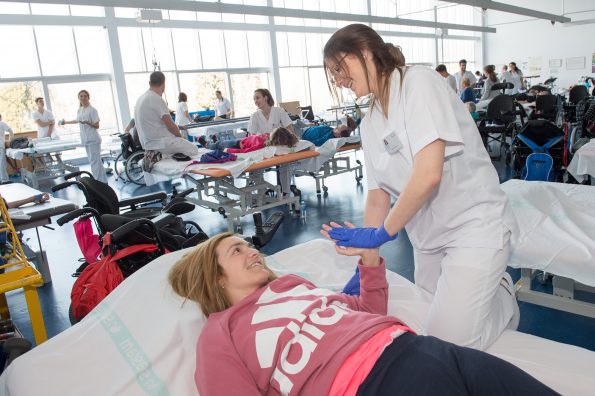 Alumnos de fisioterapia de la ONCE realizan prácticas en el Hospital Nacional de Parapléjicos (Foto: Carlos Monroy // SESCAM)