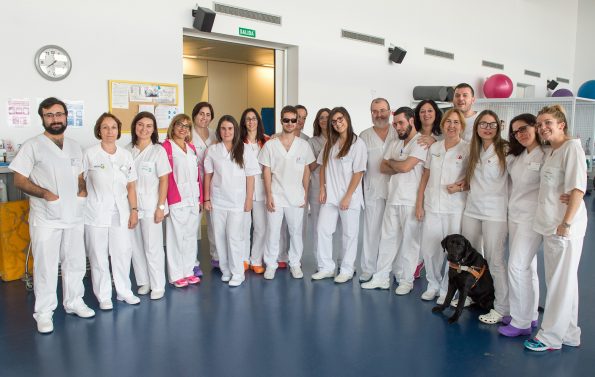 Alumnos de fisioterapia de la ONCE realizan prácticas en el Hospital Nacional de Parapléjicos (Foto: Carlos Monroy // SESCAM)