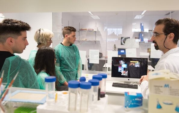 Visita de institutos de enseñanza secundaria a laboratorios del Hospital Nacional de Parapléjicos dentro de los actos de la Sermana del Cerebro. (Foto: Carlos Monroy // SESCAM)