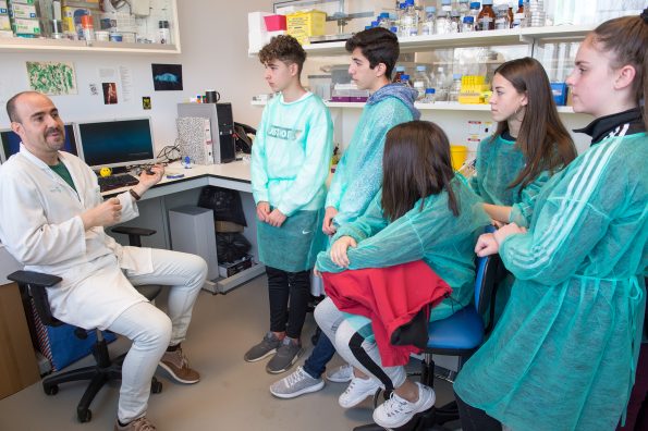 Visita de institutos de enseñanza secundaria a laboratorios del Hospital Nacional de Parapléjicos dentro de los actos de la Sermana del Cerebro. (Foto: Carlos Monroy // SESCAM)