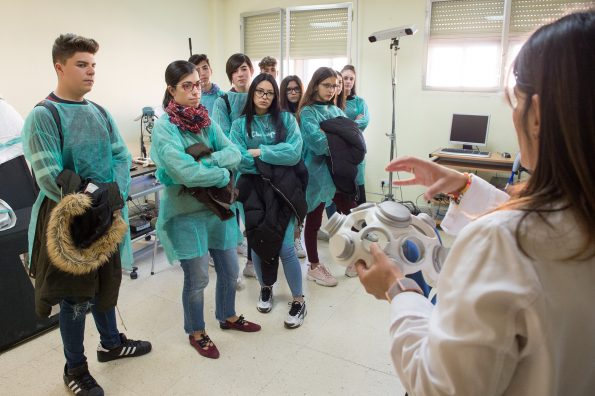 Visita de institutos de enseñanza secundaria a laboratorios del Hospital Nacional de Parapléjicos dentro de los actos de la Sermana del Cerebro. (Foto: Carlos Monroy // SESCAM)