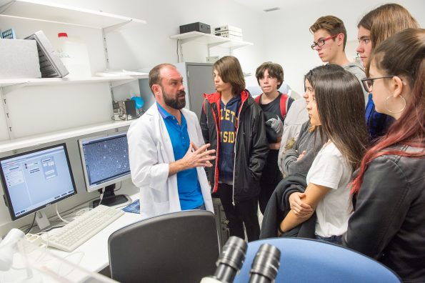 Visita de institutos de enseñanza secundaria a laboratorios del Hospital Nacional de Parapléjicos dentro de los actos de la Sermana del Cerebro. (Foto: Carlos Monroy // SESCAM)