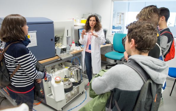 Visita de institutos de enseñanza secundaria a laboratorios del Hospital Nacional de Parapléjicos dentro de los actos de la Sermana del Cerebro. (Foto: Carlos Monroy // SESCAM)