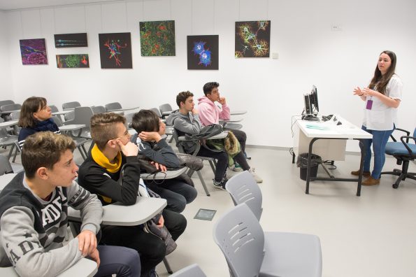 Visita de institutos de enseñanza secundaria a laboratorios del Hospital Nacional de Parapléjicos dentro de los actos de la Sermana del Cerebro. (Foto: Carlos Monroy // SESCAM)