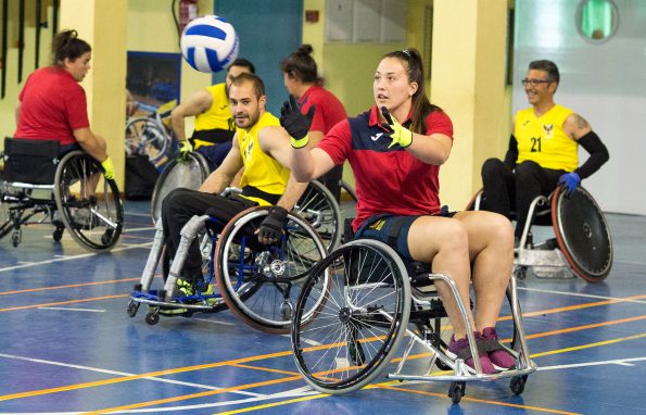 La Selección Española de Rugby, "Las Leonas" visitan el Hospital Nacional de Parapléjicos y se fotografian con el equipo de rugby en silla de ruedas "Los Carpetanos" (Foto: Carlos Monroy // SESCAM)