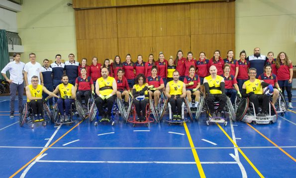 La Selección Española de Rugby, "Las Leonas" visitan el Hospital Nacional de Parapléjicos y se fotografian con el equipo de rugby en silla de ruedas "Los Carpetanos" (Foto: Carlos Monroy // SESCAM)