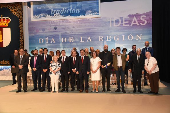 Placa al mérito regional para la Unidad de Rehabilitación Pediátrica del HNP