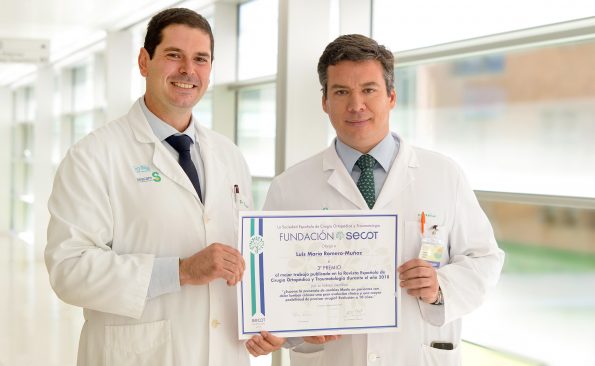 Luis Romero Muñóz y Andrés Barriga Martín, traumatólogos del Hospital Nacional de Parapléjicos. (Foto: Carlos Monroy // SESCAM)