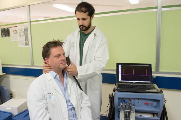 	El fisioterapeuta, Guillermo García Barajas, y el neurocientífico, Julian Taylor