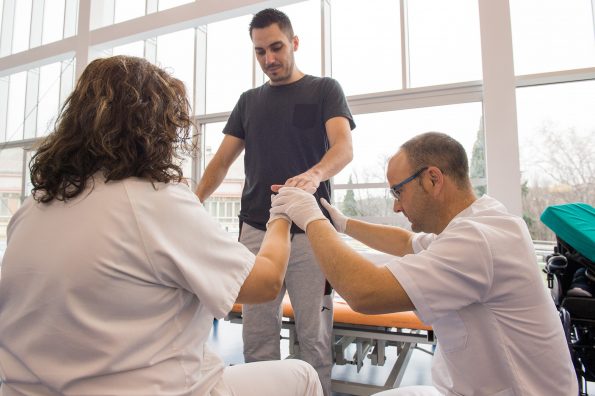 Alumnos de la Escuela de Fisioterapia de la ONCE realizan prácticas en el Hospital Nacional de Parapléjicos (Foto: Carlos Monroy // SESCAM)