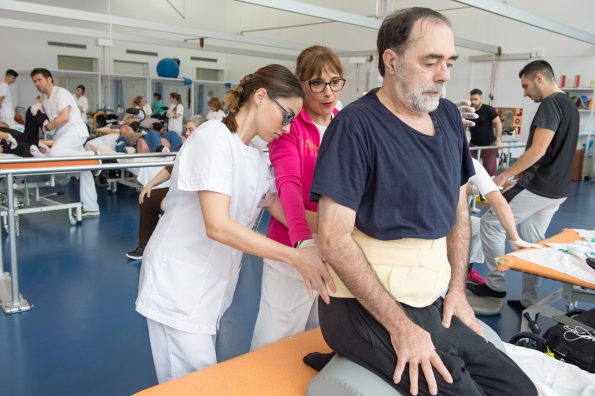 Alumnos de la Escuela de Fisioterapia de la ONCE realizan prácticas en el Hospital Nacional de Parapléjicos (Foto: Carlos Monroy // SESCAM)