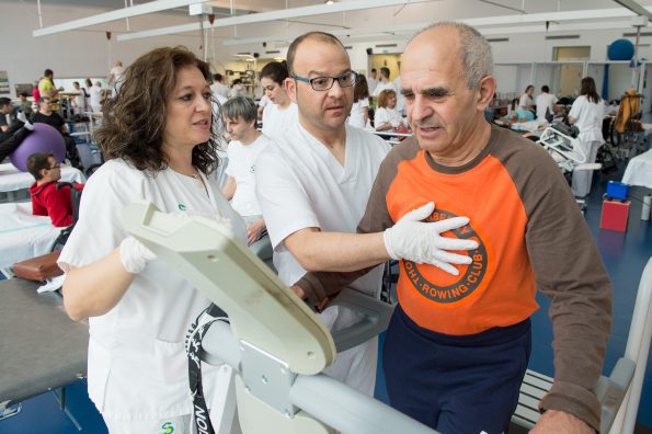 Alumnos de la Escuela de Fisioterapia de la ONCE realizan prácticas en el Hospital Nacional de Parapléjicos (Foto: Carlos Monroy // SESCAM)