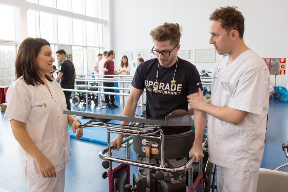 Alumnos de la Escuela de Fisioterapia de la ONCE realizan prácticas en el Hospital Nacional de Parapléjicos (Foto: Carlos Monroy // SESCAM)