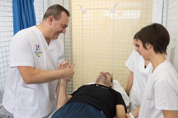 Alumnos de la Escuela de Fisioterapia de la ONCE realizan prácticas en el Hospital Nacional de Parapléjicos (Foto: Carlos Monroy // SESCAM)