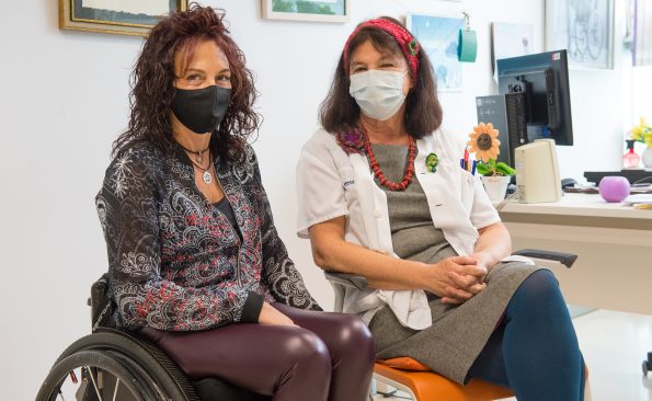 Mamen Movellán, ganadora del VIII Certamen de Cuentos Cortos del Hospital Nacional de Parapléjicos junto a la doctora Mª Ángeles Pozuelo, promotora el mismo. (Foto: Carlos Monroy // SESCAM)