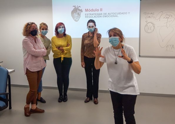 Grupo de trabajo copartiendo caso clinico en Comunicacion dificil