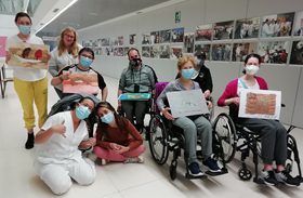 Éxito del taller de pintura impartido por Ainhoa Batres a los pacientes del Hospital de Parapléjicos