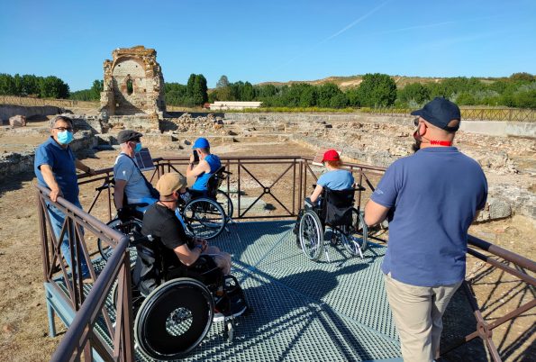 Visita de pacientes a un yacimiento arqueológico