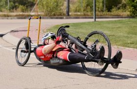 Un año después de su paso por el Hospital de Parapléjicos Héctor Esturillo se confirma como promesa del handbike