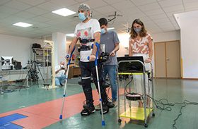 El Hospital de Parapléjicos y la UMH desarrollan una interfaz cerebral para controlar un exoesqueleto que ayuda a caminar