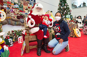 Papá Noel visita a los niños ingresados en el Hospital Nacional de Parapléjicos