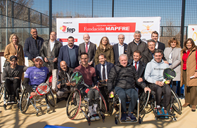 El HNP suma el pádel a su oferta deportiva para los pacientes gracias a la nueva Pista Fundación MAPFRE