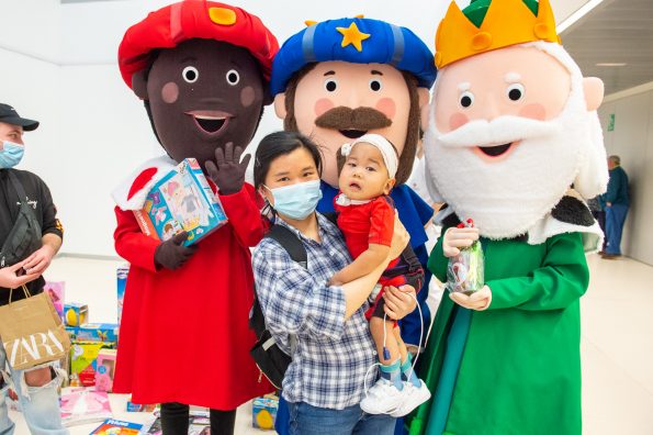 Los niños de Onil donan al Hospital de Parapléjicos los juguetes de 'El despertar de los Reyes Magos'