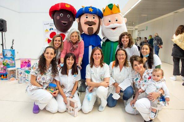 Los niños de Onil donan al Hospital de Parapléjicos los juguetes de 'El despertar de los Reyes Magos'