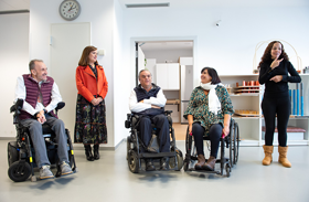 Pacientes del Hospital de Parapléjicos de Toledo aprenden nuevas rutinas en el apartamento domotizado impulsado junto a Fundación ONCE