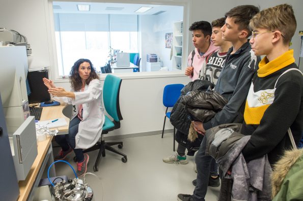 Visita de institutos de enseñanza secundaria a laboratorios del Hospital Nacional de Parapléjicos dentro de los actos de la Sermana del Cerebro. (Foto: Carlos Monroy // SESCAM)