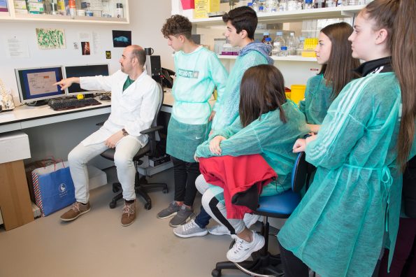 Visita de institutos de enseñanza secundaria a laboratorios del Hospital Nacional de Parapléjicos dentro de los actos de la Sermana del Cerebro. (Foto: Carlos Monroy // SESCAM)