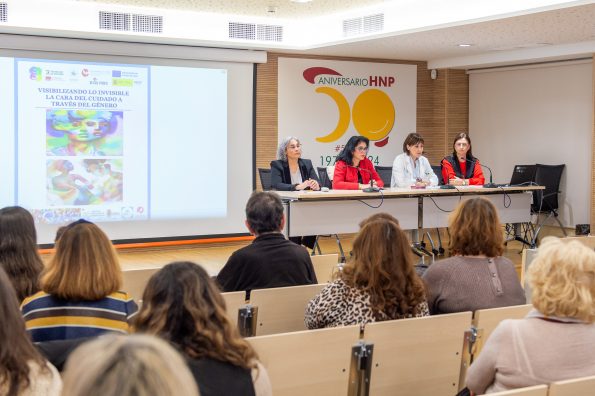 Una exposición en el Hospital de Parapléjicos visibiliza al cuidador desde la perspectiva de género 
