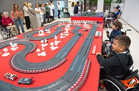 El HNP instala dos circuitos de Scalextric con mandos adaptados para personas con lesión medular